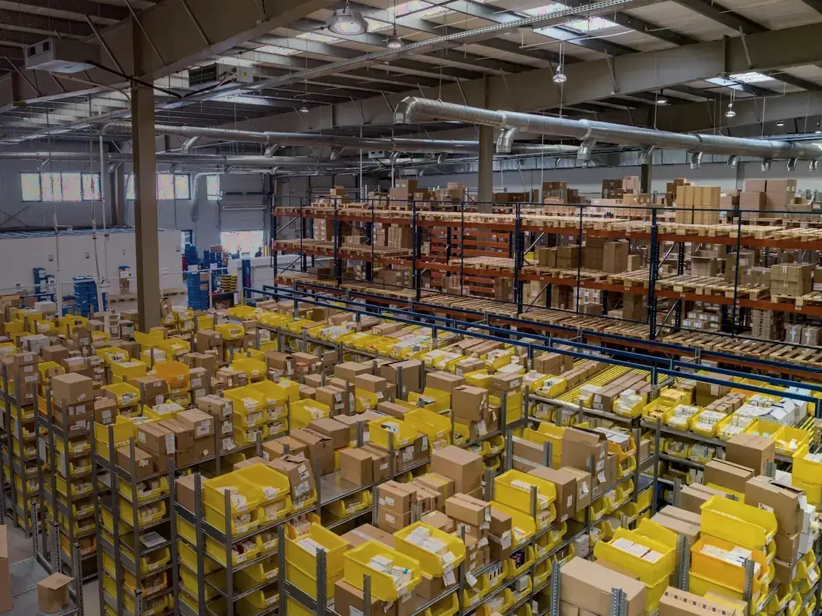 Kaynarca’da ev, depo, tarımsal stok veya üretim alanında gider, raf, palet ve yapı geçişlerini kontrol eden haşere uzmanı
